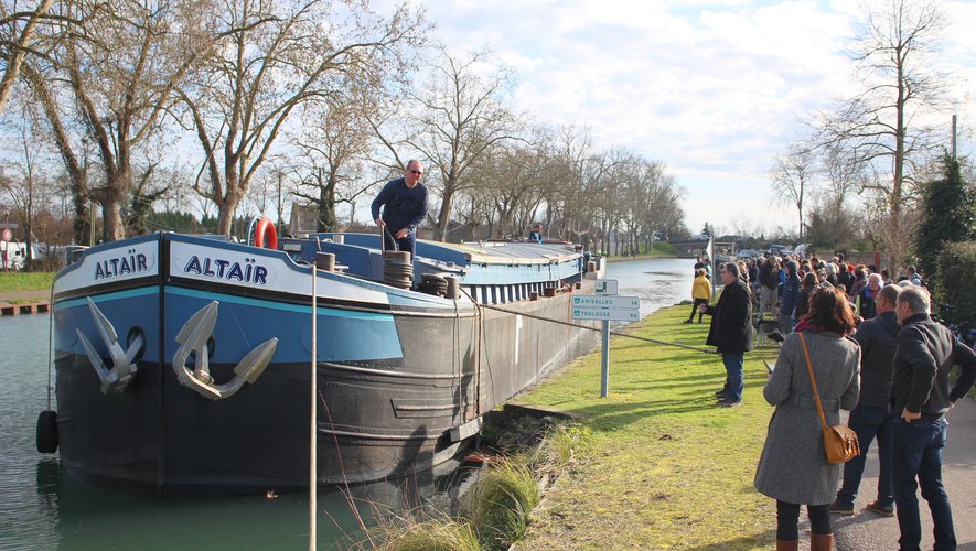 Nombre de Montéchois se sont rassemblés pour assister à l’arrivée de la péniche hier après-midi au bord du canal du Midi. (Photo DDM, Daniel Bolhy)