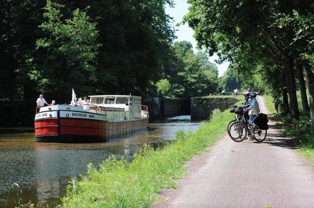 Depuis 2010, l’office de tourisme de Pontivy communauté est installé dans une péniche, la Duchesse Anne.(Photo Archives OUEST-FRANCE)