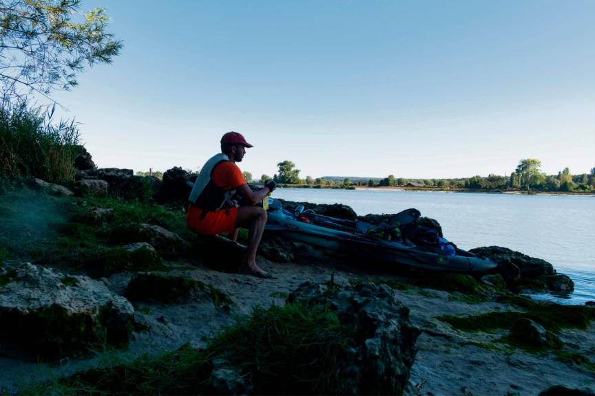 Moufid Taleb sur les rives de Seine avant son départ pour la descente du fleuve. (Photo D.R.)