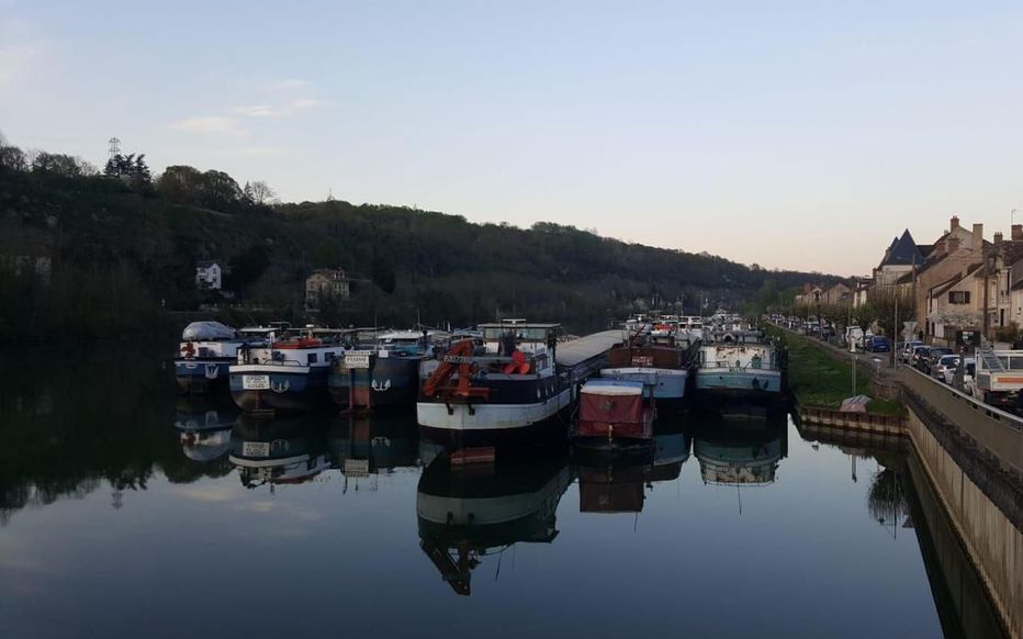 Chaque soir à 20 heures, les bateliers à Saint-Mammès, ici quai de la Croix-Blanche, rendent un hommage aux personnes en première ligne dans la lutte contre le Covid-19. (Photo D.R.)