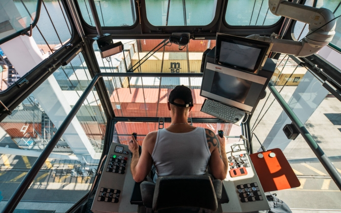 Les ports alsaciens, dont celui de Strasbourg, sont mobilisés pour assurer la logistique et le maintien de l'activité économique en période de confinement. (Photo : Bartosch Salmanski – 128dB)