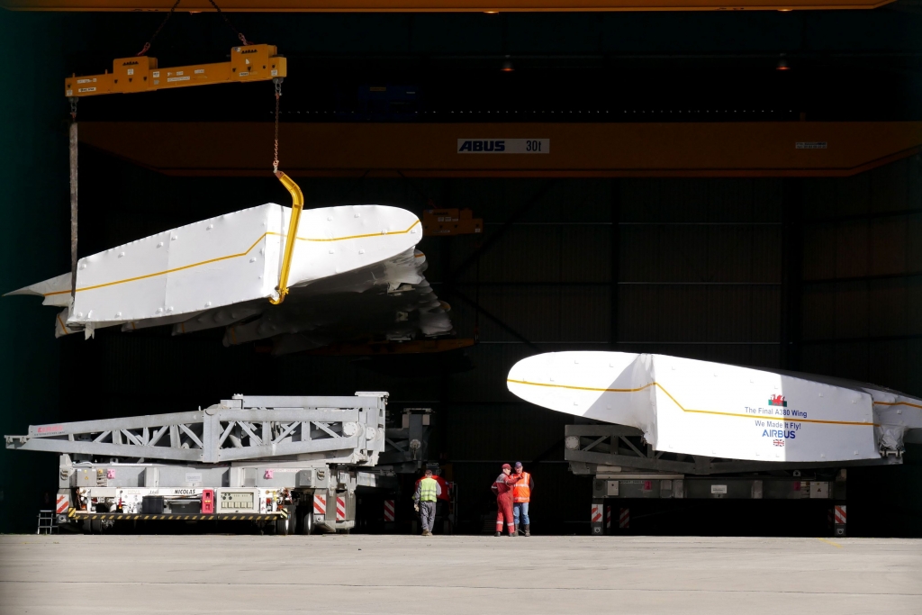 Chargement des ailes pour le convoi, hier, à Langon. (Photo DDM, P.C.)