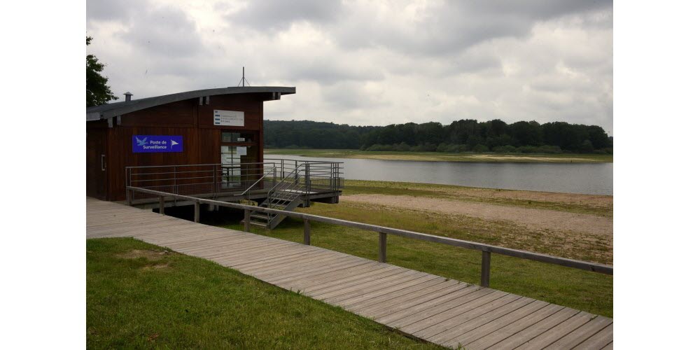 Le réservoir de Bouzey étant quasiment à sec, la baignade ne sera pas surveillée cet été et les postes de secours resteront fermés. (Photo VM /Philippe BRIQUELEUR)