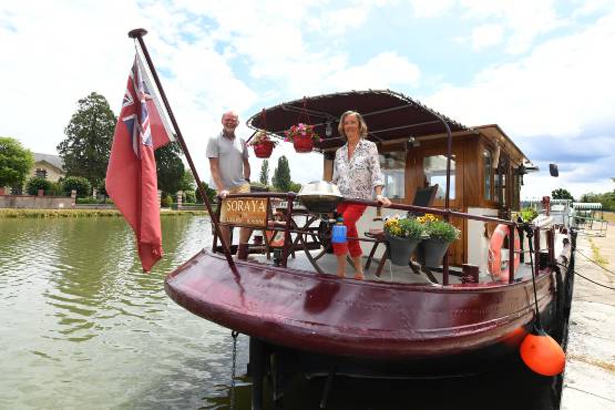 Arrivant de Paris, Geoff et Margaret Evans, originaires de Bath en Angleterre, ont accosté quelques jours à Briare, avant de mettre les voiles, samedi 20 juin, vers la Nièvre. (Photo Gaujard christelle)