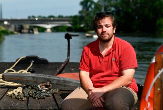 Axel Legrand à bord de sa toue sablière L'Epinoche. (Photo D.R.)