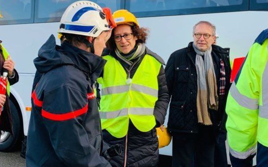 Le préfet des Yvelines Jean-Jacques Brot (au second plan) est régulièrement en contact avec la secrétaire d’Etat Emmanuelle Wargon (au centre) au sujet du SIAAP. (Photo D.R.)