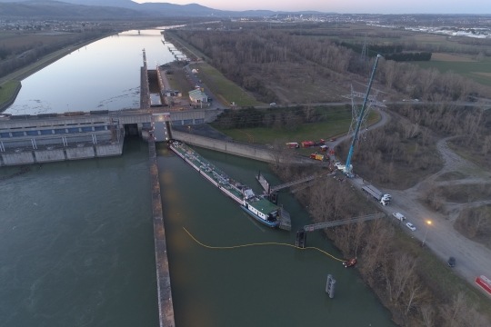 Péniche accidentée à Sablons (Photo Préfecture Isère)