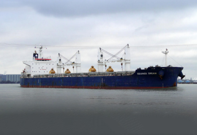 Un vraquier en Seine entre Rouen et Le Havre (Photo Fabien Montreuil)