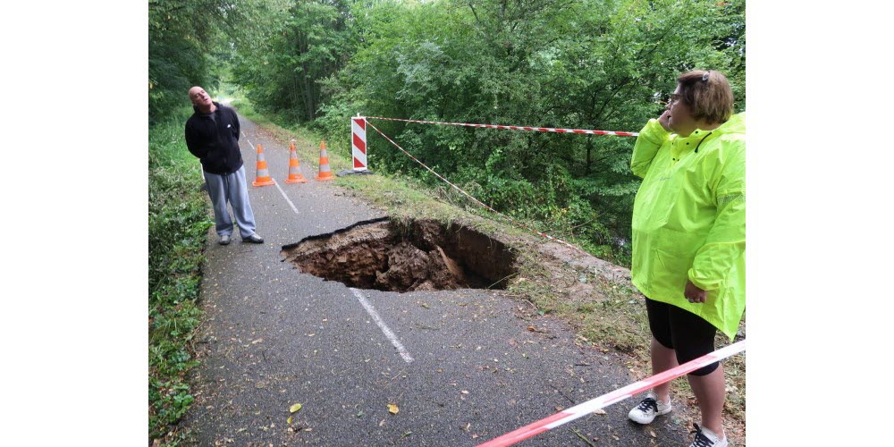 La cavité sur la Coulée verte a un diamètre d’environ 2 mètres sur trois mètres de profondeur. (Photo ER /Pascal CHEVILLOT)