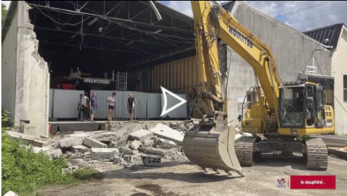 Annecy : pour sortir le bateau Espérance III, ils démolissent un mur du hangar où il a été construit (Photo D.R.)