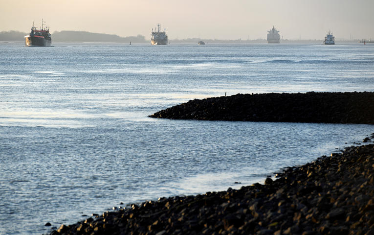 Navires voguant sur l’Elbe à l’approche du port de Hambourg, 6 février 2017  (REUTERS/Fabian Bimmer)