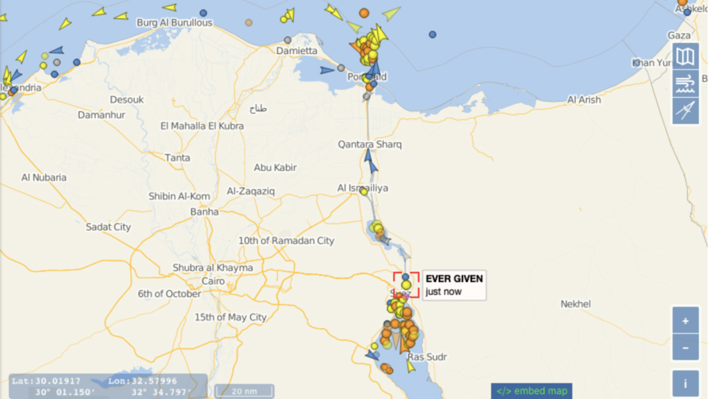 Selon une carte évolutive du site vesselfinder, des dizaines de navires attendent aux deux extrémités du canal et dans la zone d'attente située au milieu. (Capture d'écran Vesselfinder)