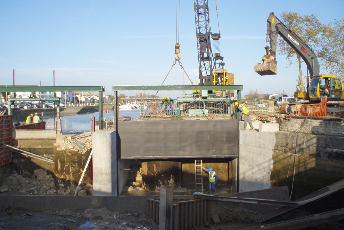 Pose de la première écluse du pont de Saujon (Photo : Mairie de Saujon)