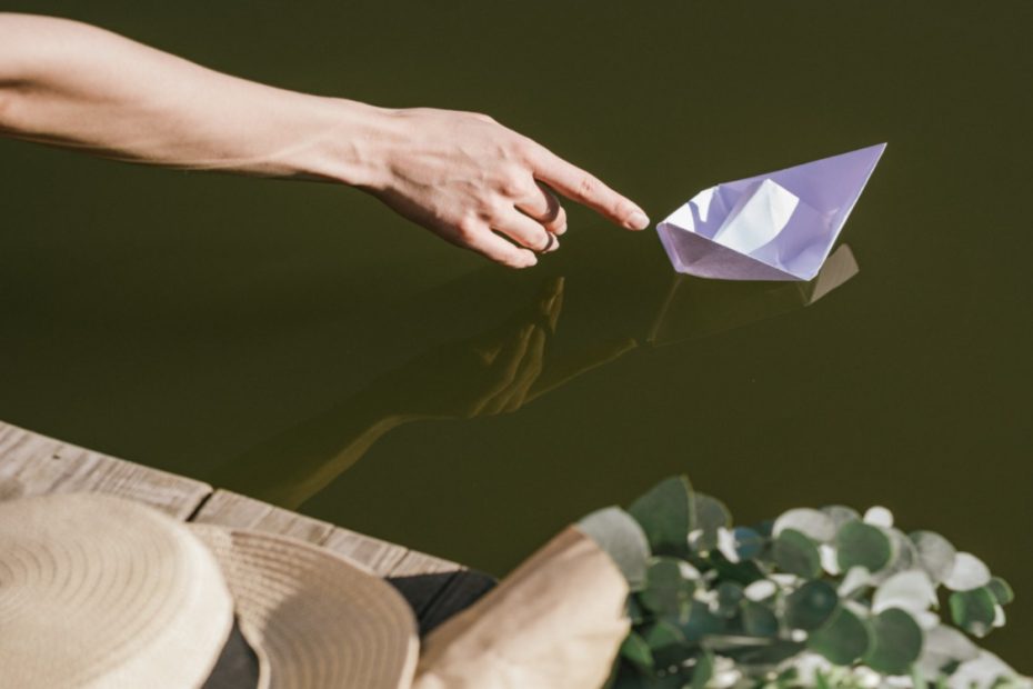 bateau de papier sur l'eau